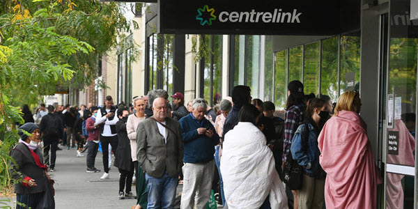 People queue outside a Centrelink office, New Zealanders in Australia are ineligible for unemployment benefit. (Photo: AFP)