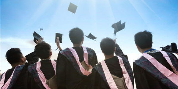 University students graduating (Stock Photo: 123RF).